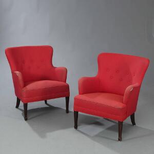 Frits Henningsen Et par lænestole med tilspidsende ben af mahogni. Sæde, sider samt dybthæftet ryg betrukket med rød uld. 2