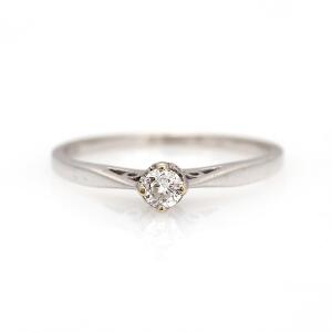 Diamantsolitairering af 14 kt. hvidguld prydet med brillantslebet diamant. Str. 51.