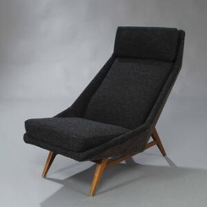 Folke Ohlsson Lænestol med stel af bejdset bøg. Bagside betrukket med brun plys. Sæde, sider og ryg betrukket med mørkegrå uld. Udført hos DUX.