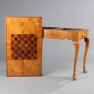 Rococo spillebord af elmetræ og elmerod, vendbar plade med skak, herunder backgammon med tilhørende brikker. 18. årh. H. 79. L. 94. B. 56.