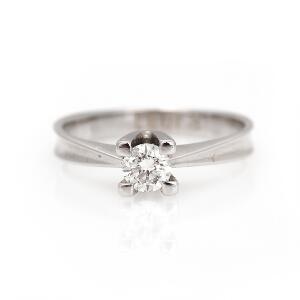 Diamantsolitairering af 14 kt. hvidguld prydet med brillantslebet diamant. Str. 49.