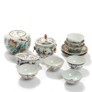 En samling orientalsk porcelæn, dekoreret i farver og guld med blomster og figurscenerier. 19.-20. årh. H. 2-11. 12