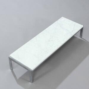 Poul Kjærholm PK-62. Lavt sidebord med stel af stål. Rektangulær top af lys blank marmor. Udført og mærket hos Fritz Hansen, 1998.