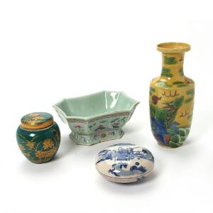 Kinesisk vase og segldåse af porcelæn, Mærket Kangxi. Guangxu skål, kantet med fugle og borter, samt vase. 20. årh. H. 24 cm Diam. 12 cm. 4