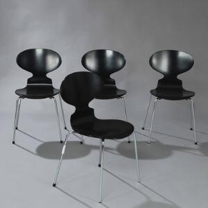 Arne Jacobsen Myren. Et sæt på fire spisestole med sortlakeret sæde og ryg. Model 3101. Udført hos Fritz Hansen. 4