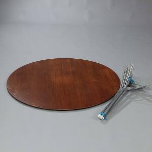 Arne Jacobsen Spisebord opsat på metalben med hvide sko. Cirkulær top af teak. Udført hos Fritz Hansen. H. 69. Diam. 120.