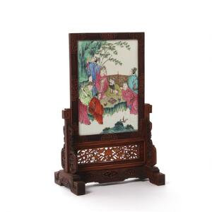 Kinesisk bordskærm af orientalsk træ, indsats af porcelæn, dekoreret i farver med de lærde møde. Skærm og stand H. 28,5 cm. Plakette 23,5 x 16,5 cm.