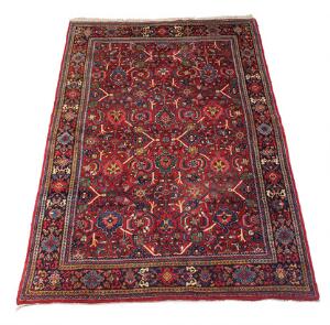 Mahal tæppe, prydet med gentagelsesmønster i form af blomster og bladværk på rød bund. Persien. 20. årh. 320 x 215.