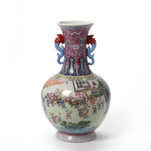 Stor kinesisk famille rose vase af porcelæn, dekoreret i farver og guld med Hundred Children. 20. årh. H. 41 cm.