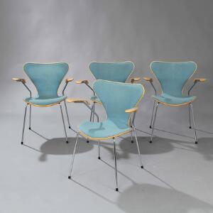 Arne Jacobsen Syveren. Sæt på fire armstole med stel af forkromet stål. Ryg og armlæn af lamineret, formbøjet eg. Model 3207. 4