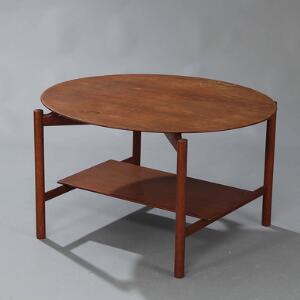 Dansk møbeldesign Ovalt sofabord af massiv teak med underliggende hylde. H. 52. L. 90. B. 80.