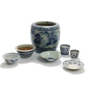 Orientalsk urtepotteskjuler, tre skåle og to bægre samt persisk tallerken af porcelæn, dekoreret i underglasur blå. 18.-20. årh. H. 3-26. 7