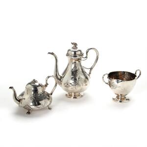 Kaffekande og sukkerskål samt ej samhørende tepotte af sølv. Michelsen m. fl. København 19. årh. H. 14-26 cm. Vægt 1515 gr. 3
