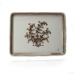Tranquebar bakke af fajance dekoreret i underglasur brun med blomsteropstilling. Juliane Maries mærke. Royal Copenhagen. 66 x 52 cm.