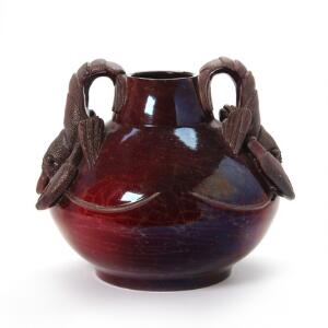 Karl Hansen Reistrup Hummervasen. Vase af lertøj modelleret med to hummere i relief. Deelvis dekoreret med rød lustreglasur. H. 28.