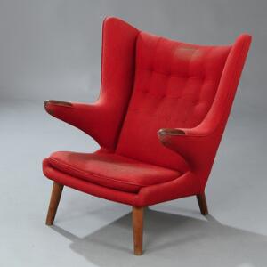 Hans J. Wegner Bamsestol. Lænestol med negle af teak ben af eg. Sider, sæde, samt dybthæftet ryg betrukket med rød uld.