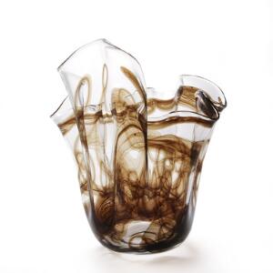 Michael Bang Kolossal vase af klart glas med stregformationer af brunt glas. H. 49.