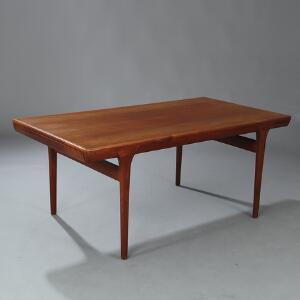Ib Kofod-Larsen Spisebord af teak med to tillægsplader under top. Opsat på tilspidsende ben med tværsprosse. Udført hos Faarup Møbler.