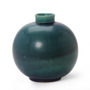Saxbo Kugleformet vase af stentøj, dekoreret med blå grønlig glasur. Udført og stemplet hos Saxbo, Danmark. H. 22,5.