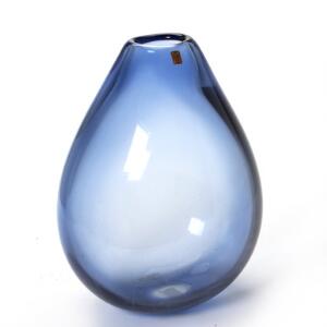 Per Lütken Dråben. Stor dråbeformet vase af transperant blåt glas. Sign. monogram, 290296. Udført og sign. hos Holmegaard. H. 40.