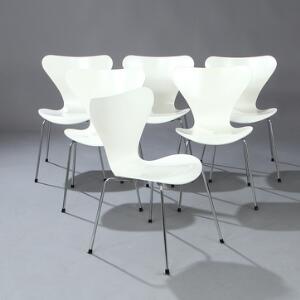 Arne Jacobsen Syveren. Et sæt på seks stabelstole med stel af forkromet stål. Sæde samt ryg af formbøjet lamineret hvidlakeret træ. 6