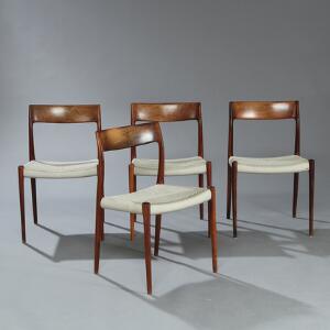 Niels O. Møller Et sæt på fire spisestole med stel af palisander. Sæder udspændt med lys grå stofflet. Model 77. 4