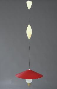 Dansk Design Loftspendel med overskærm af rødlakeret metal, underskærm af opalglas. og beslag af messing. Hejs og baldakin af hvid bakelit. Diam. 38 cm.