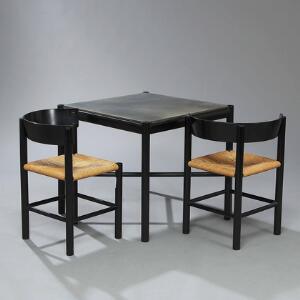 Mogens Lassen Spillebord med fire tilhørende stole. Stel af sortlakeret træ, sæde udspændt med flettet papirgarn, bordtop af grå mdf-plade. 5
