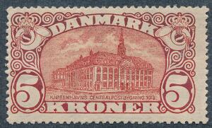 1915. 5 kr. Posthus, brunrød. Vm.IV. Variant STREG TIL VENSTRE FOR TÅRNET. Sjældent ubrugt mærke. AFA 5000. Attest Kaiser.