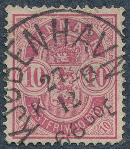 1886. 10 øre anilinrød. Variant VENSTRE NUL ÅBENT. Med PRAGT-stempel KJØBENHAVN 27.12. Et sjældent mærke i denne kvalitet. AFA 2000