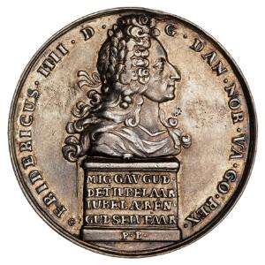 Frederik IV, Reformationsfesten 1717, G 309, Berg, Ag, 42 mm, 28,50 g, kanthak og indridsede bogstaver forsøgt fjernet