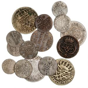Samling af skillingsmønter fra Frederik IV, Frederik V, Christian VII indeholdende mønter fra Danmark Norge og Tyskland, i alt 15 stk. i varierende kvalitet