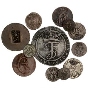 Samling af diverse småskillinger fra bl.a. Frederik III, Christian VI og VII  inkl. lille vægtlod og falsk 4 mark  krone 1669 og 2 tyske mønter, i alt 12 stk.