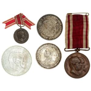 Deltagermedaille, dobbeltmedaille fra de slesviske krige, 1848-50 og 1864, miniature 1864, begge med bånd samt erindringsmønter, 2 kr 1906, 1923, 10 kr 1972