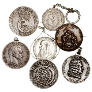 Samling af diverse indfattede sølvmønter og medailler fra bl.a. Danmark, Grønland og Tyskland, i alt 7 stk. i varierende kvalitet