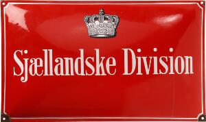 Emailleskilt, 50 x 30 cm, kronet Sjællandske Division 1953-1961, enkelte ar i emaille Garderhusarregimentets 3. division panserbataljon ...