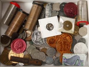 Samling af diverse mønter, bl.a. en del 25 øre i flot kvalitet, diverse tokens, hundetegn, kopi af bordelmønt samt Mardi Gras mønter m.m.