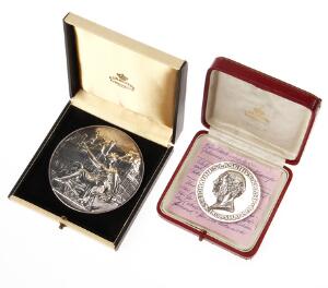 2 sølvmedailler, begge pudsede og i æsker, tildelt Borgmester i København, Etatsraad Th. Dybdal