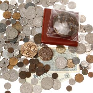 Lille samling danske mønter og medailler, primært nyere, en del pålydende samt ældre øremønter, 2 sedler og Norge, 2 sk. 1783