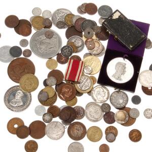Lille lot overvejende danske skillings- og årgangsmønter, lidt udland samt lidt medailler en del pudsede, ca. 110 stk.
