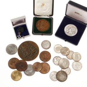 Erindringsmønter, 1903, 1923, 1930, 1937, 1945, 1958 2, 1960, 1964, 1967 2, samt diverse medailler m.m. 12 stk., i alt 23 stk.