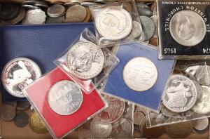 Samling af udenlandske mønter i album og æsker, på bakker samt som løse mønter, enkelte Canada, Sverige og USA sølv iblandt samt sparebøsse