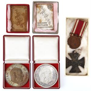 Frederik IX 1899-1969, to medailler i hhv. sølv og bronce, i originale æsker. 2 plaketter fra bloddonorerne samt to bærbare medailler, Danmark og England
