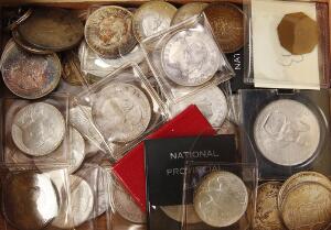 Cigarkasse med danske og udenlandske mønter inkl. erindringsmønter23 Grækenland, 7 erindringsmønter i sølv Token Dyrehavsbakken, oktagonal med indslået 0