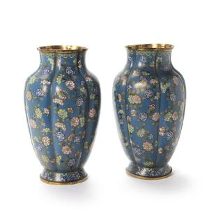 Et par cloisonne vaser, buklede sider, dekorerede i farver med sommer fugel og bromstrende pæoner, på geometrisk blå grund. Kina, 19. årh. H. 31,5 cm. 2