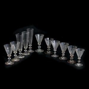 Anglais og Snerle. Otte vinglas samt tre Berlinois champagnefløjter. 19.-20. årh. H. 11-18,5. 11