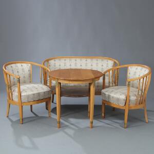 Jugend møblement bestående af sofabænk, to armstole samt tilhørende salonbord. Formbøjet bøg, profiler med guld bemaling. 4