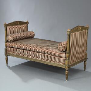 Italiensk fritstående daybed af bemalet og forgyldt træ med hynde og puder betrukket af stribet silke. Louis XVI form, ca. 1910. H. 106. L. 180. B. 85.