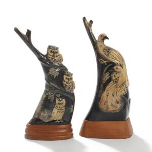 To prydgenstande af rigt udskåret horn i form af fugle siddende i træer, på sokler af træ. 20. årh. H. inkl. sokler 29,5 og 26,5. 2