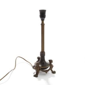 Bordlampe af delvis patineret bronze, kanneleret stamme på rund fod, støbt med kvindebuster, løvefødder og bladranker. 19. årh. H. inkl. fatning 40.